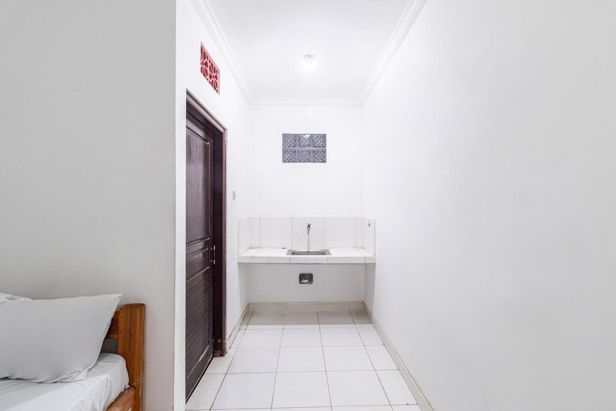 Oyo Life 93504 Kost Krisna Hotel Temukus Exterior foto
