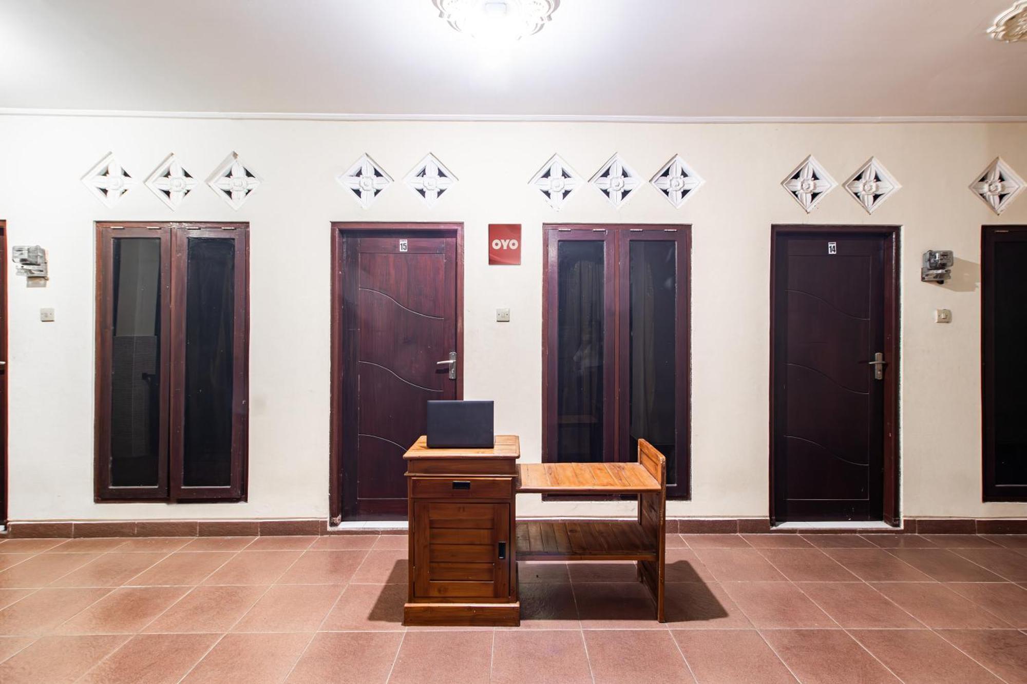 Oyo Life 93504 Kost Krisna Hotel Temukus Exterior foto