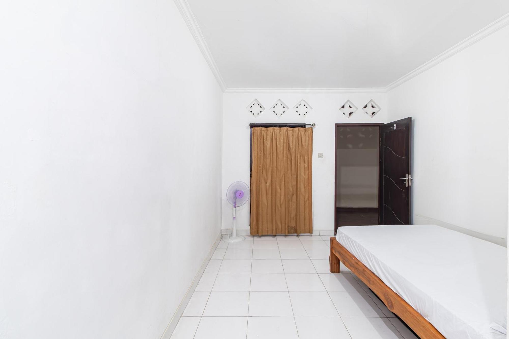 Oyo Life 93504 Kost Krisna Hotel Temukus Exterior foto
