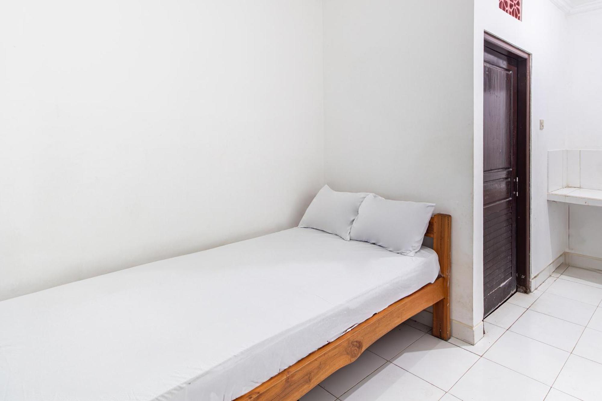 Oyo Life 93504 Kost Krisna Hotel Temukus Exterior foto
