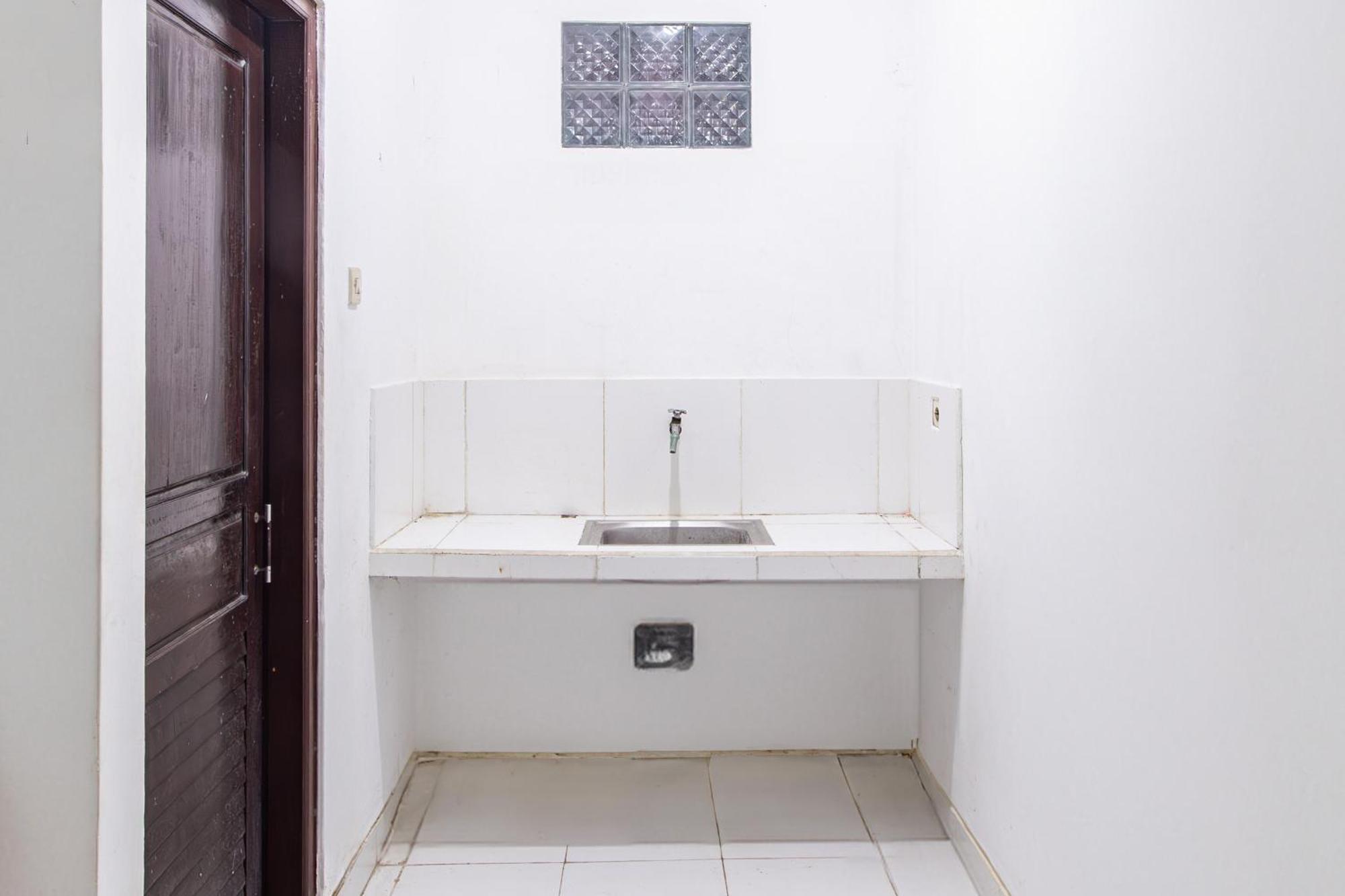 Oyo Life 93504 Kost Krisna Hotel Temukus Exterior foto