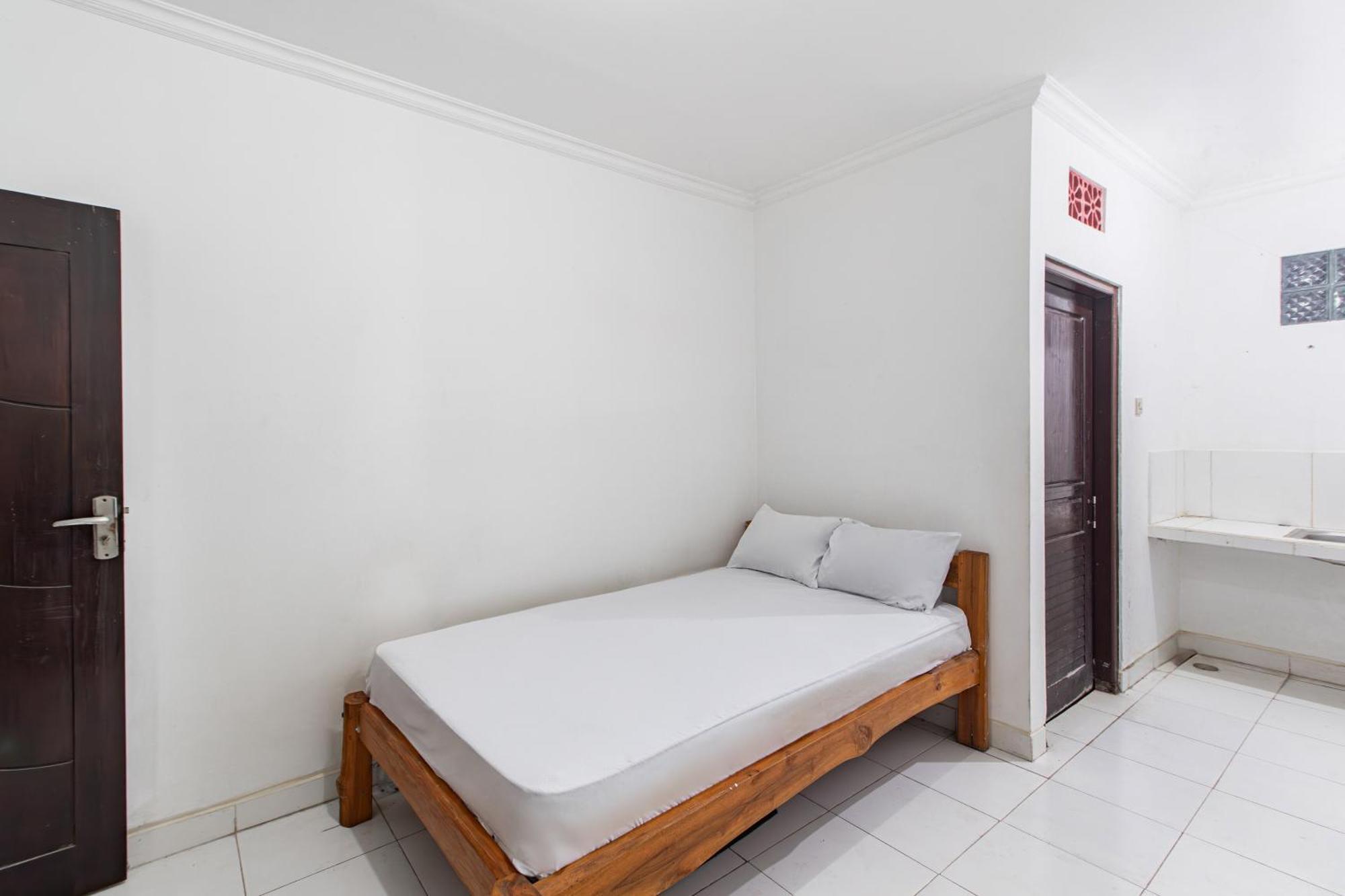 Oyo Life 93504 Kost Krisna Hotel Temukus Exterior foto