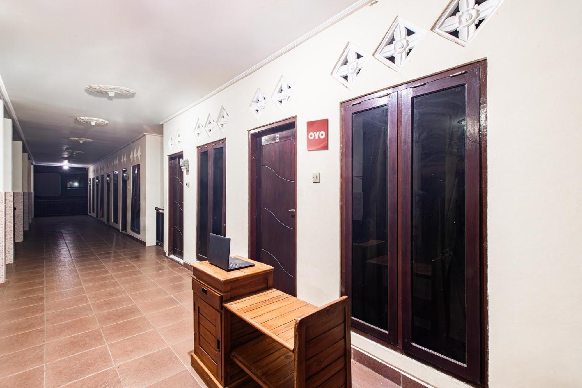 Oyo Life 93504 Kost Krisna Hotel Temukus Exterior foto